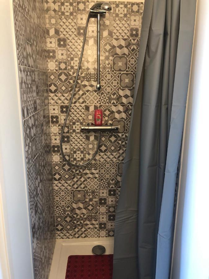 Grande Chambre 14 M2 Avec Salle De Bain Privative A Nanterre Prefecture Proche La Defense Arena Campus Sncf Et Paris Exterior photo